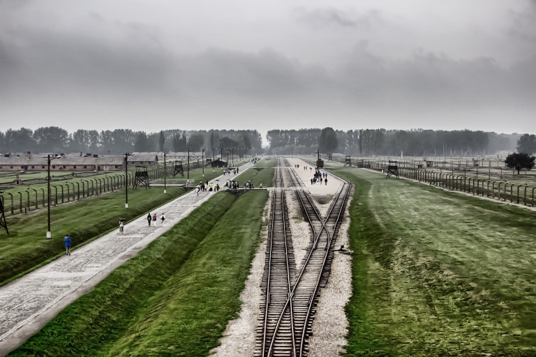 Vanuit Warschau: rondleiding Auschwitz-Birkenau met snelle treinEngelse rondleiding