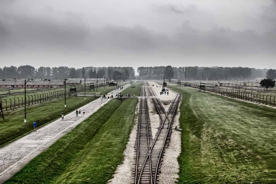 Von Warschau aus: Auschwitz-Birkenau geführte Tour mit Schnellzug. Foto: GetYourGuide