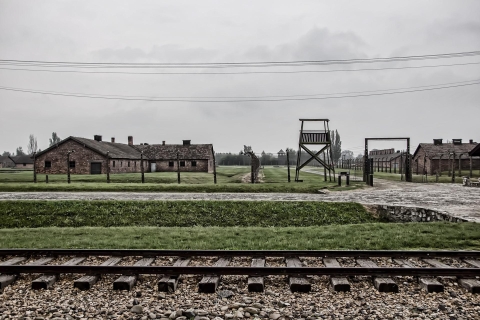 Z Warszawy: wycieczka z przewodnikiem po Auschwitz-Birkenau z szybkim pociągiemWycieczka po francusku