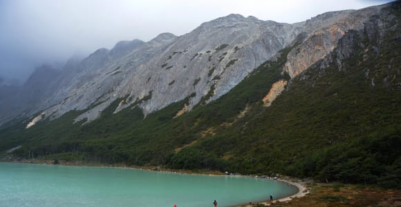 Ushuaia: Esmeralda Lagoon Hiking Tour with Lunch and Drinks