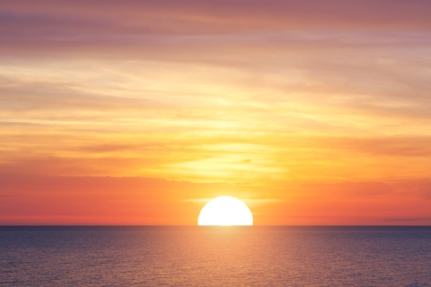 Menorca: Romantischer Sonnenuntergang im Privatboot nach Puerto de MahónMenorca: Romantischer Sonnenuntergang im Privatboot mit Cava und Süßigkeiten