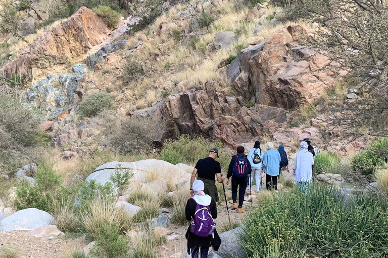 Jeddah: Caminhada na Montanha da Lua e Yoga ao Pôr do Sol