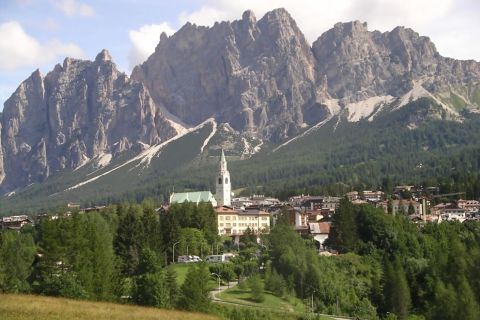 Cortina d’Ampezzo: Cortina, Valleys, and Lakes Guided Tour