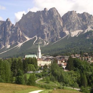 Cortina d’Ampezzo: Cortina, Valleys, and Lakes Guided Tour