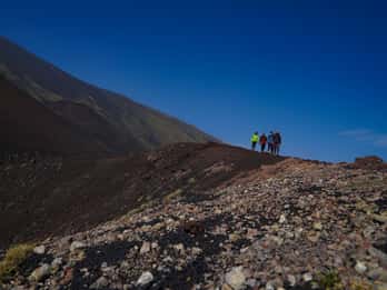 From Syracuse: Mount Etna Guided Morning Hike & Food Tasting