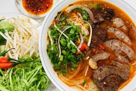 Saigon: tour gastronomico di 10 degustazioni in moto