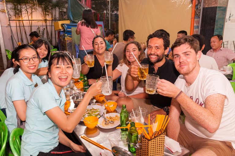 Saigon: Michelin Guide matupplevelse med Ao Dai kvinnliga ryttareGruppresa - upphämtning från hotell och avlämning vid hotell