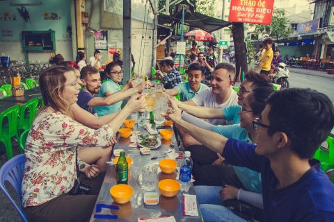 Ho Chi Minh: Vie nocturne locale de Saigon avec bar sur le toit et musiqueVisite de la vie nocturne locale avec point de rendez-vous