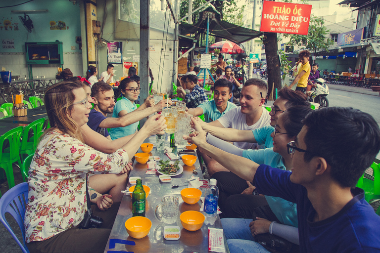 Ho Chi Minh: Vie nocturne locale de Saigon avec bar sur le toit et musiqueVisite de la vie nocturne locale avec point de rendez-vous