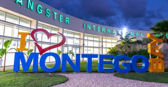 Montego Bay: Airport to Riu Ocho Rios Resort Transfer