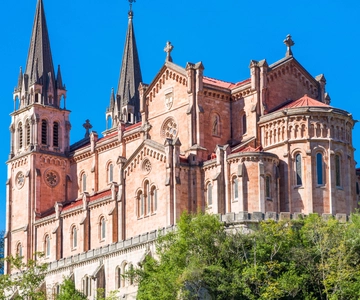 Desde Gijón: Excursión de un día a Covadonga, Cangas de Onís y Lastres