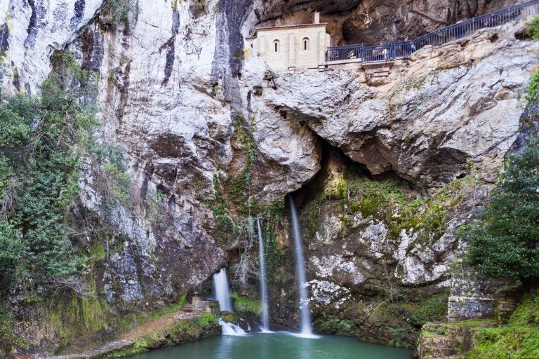 Von Cangas de Onis: Geführter Tagesausflug zu den Seen von CovadongaTour auf Englisch