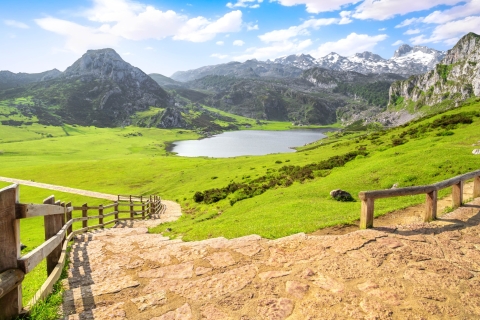 Desde Cangas de Onís: excursión guiada de un día a los lagos de Covadongagira en español