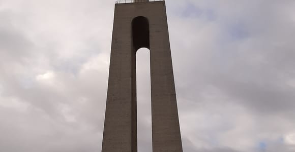 Lissabon: Private Tuk Tuk Tour Christ the King & Abril Bridge