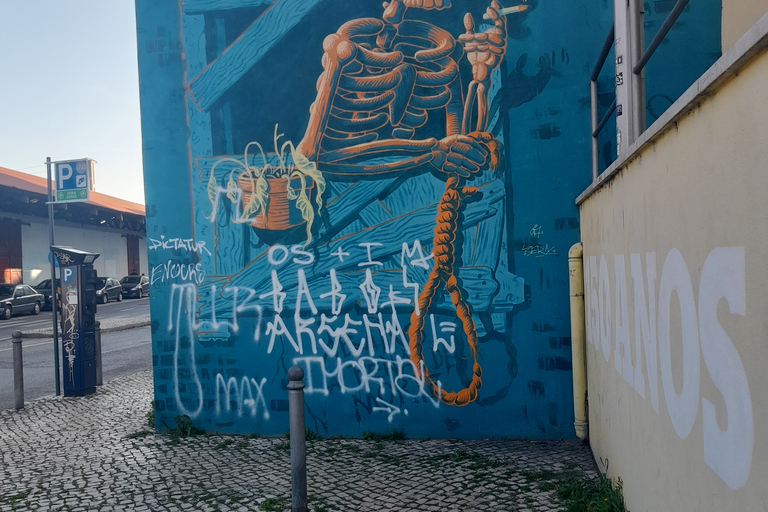 Lisbon: Private Tuk-Tuk Street Art Tour