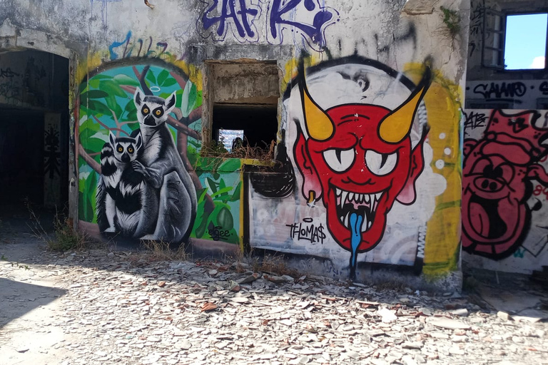 Lisbon: Private Tuk-Tuk Street Art Tour