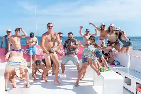 Cabo San Lucas: Hip Hop Boat Party with Unlimited Drinks
