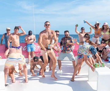 Cabo San Lucas: Festa in barca Hip Hop con bevande illimitate