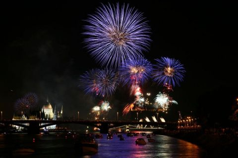Budapest: Firework Cruise with 5-course dinner & Piano Show