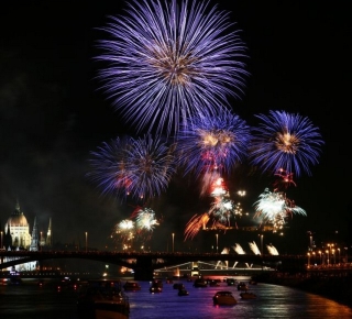 Budapest: Firework Cruise with 5-course dinner &amp; Piano Show