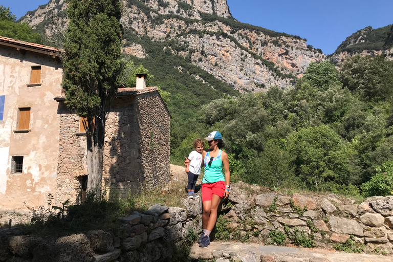 Walking Tour and Swim Waterfalls of the Pyrenees MountainsHiking and Swim Waterfalls of the Pyrenees Mountains