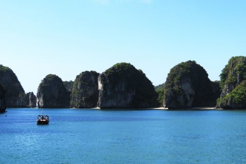 From Hanoi: 2-Day Bai Tu Long Bay Cruise with Meals