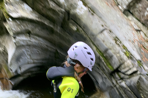 بيتلوكري: جولة عائلية في الوادي سيرًا على الأقداممضيق العائلة يمشي في بيرثشاير