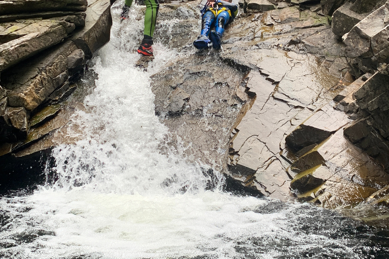 بيتلوكري: جولة عائلية في الوادي سيرًا على الأقداممضيق العائلة يمشي في بيرثشاير