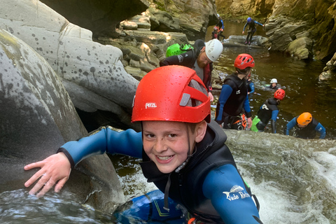 بيتلوكري: جولة عائلية في الوادي سيرًا على الأقداممضيق العائلة يمشي في بيرثشاير