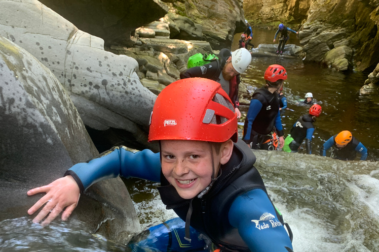 بيتلوكري: جولة عائلية في الوادي سيرًا على الأقداممضيق العائلة يمشي في بيرثشاير