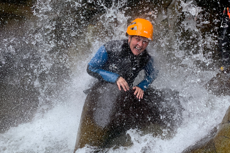 بيتلوكري: جولة عائلية في الوادي سيرًا على الأقداممضيق العائلة يمشي في بيرثشاير