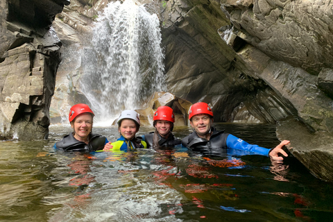 بيتلوكري: جولة عائلية في الوادي سيرًا على الأقداممضيق العائلة يمشي في بيرثشاير