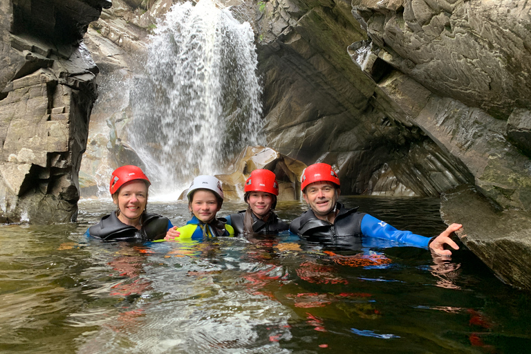 بيتلوكري: جولة عائلية في الوادي سيرًا على الأقداممضيق العائلة يمشي في بيرثشاير