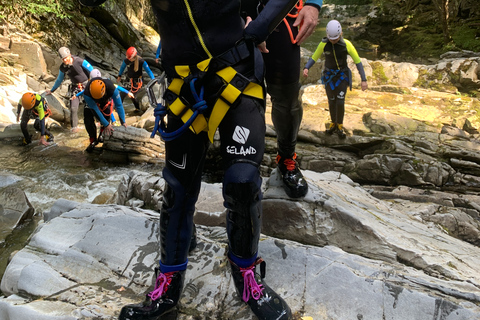 بيتلوكري: جولة عائلية في الوادي سيرًا على الأقداممضيق العائلة يمشي في بيرثشاير