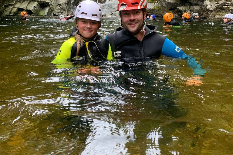بيتلوكري: جولة عائلية في الوادي سيرًا على الأقداممضيق العائلة يمشي في بيرثشاير