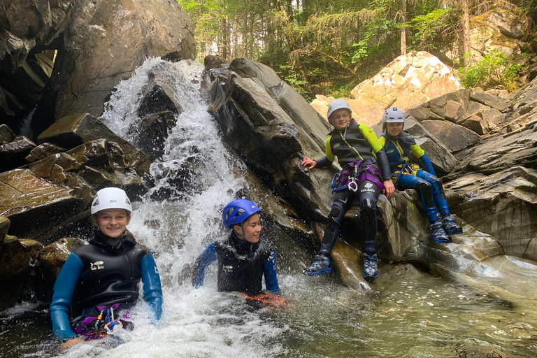 بيتلوكري: جولة عائلية في الوادي سيرًا على الأقداممضيق العائلة يمشي في بيرثشاير