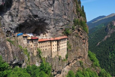 Von Trabzon aus: Tagesausflug zum Soumela-Kloster und zur Karaca-Höhle