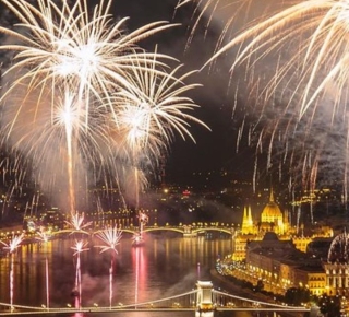 Budapest: Saint Stephen&#039;s Fireworks Boat Party with Drinks