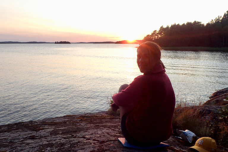 Estocolmo: Excursión en kayak al atardecer en el lago Mälaren con té y tarta