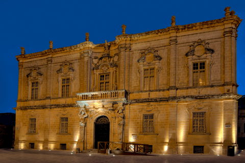 Paseo nocturno por el paseo marítimo de La Valeta con Rabat y MdinaDesde La Valeta: paseo nocturno por el paseo marítimo con Rabat y Mdina