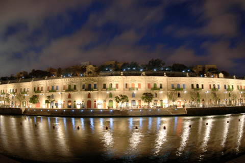 Paseo nocturno por el paseo marítimo de La Valeta con Rabat y MdinaDesde La Valeta: paseo nocturno por el paseo marítimo con Rabat y Mdina