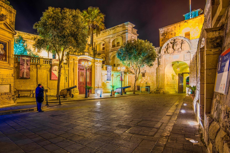 Paseo nocturno por el paseo marítimo de La Valeta con Rabat y MdinaDesde La Valeta: paseo nocturno por el paseo marítimo con Rabat y Mdina