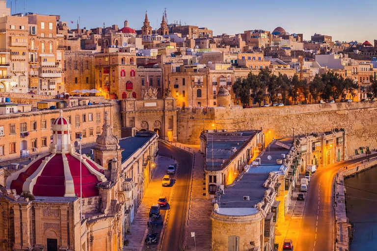 Paseo nocturno por el paseo marítimo de La Valeta con Rabat y MdinaDesde La Valeta: paseo nocturno por el paseo marítimo con Rabat y Mdina