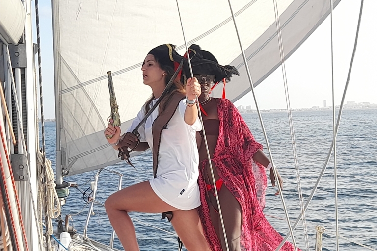 San Martín: aventura en barco pirata con aperitivos y bebidasSan Martín: aventura de día completo en barco pirata con almuerzo