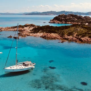 La Maddalena: Island-Hopping Sailiing Tour with Lunch