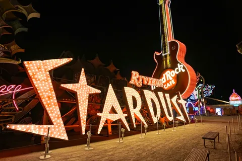 Las Vegas: Nattlig helikopterflygning och rundtur på Neon Museum