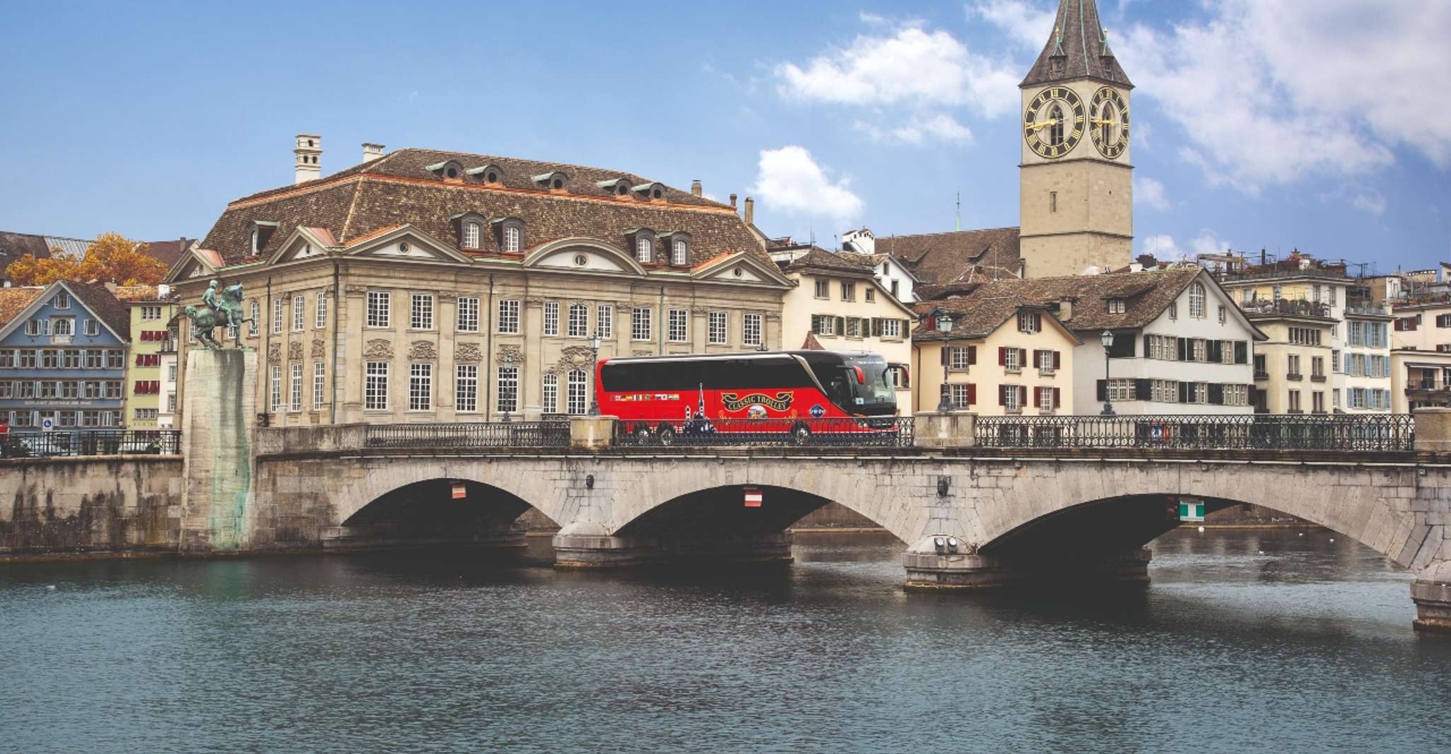 Zurich: City Top Attractions Tour by Bus with Audio Guide