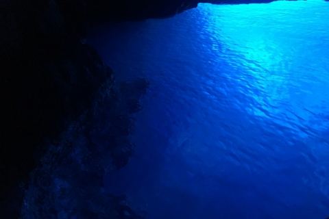 Desde Hvar: recorrido en lancha motora por la cueva azul, la cueva verde y las 5 islas