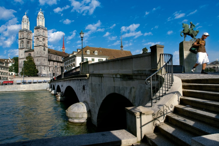 Zurich : Visite guidée audioguide de la ville et train jusqu'au "sommet de Zurich".