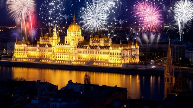Budapest: St Stephen&#039;s Day Fireworks Cocktail Cruise